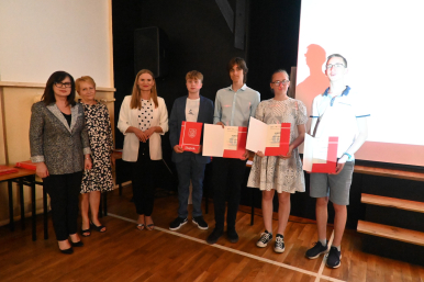 Wspólne zdjęcie uczestników projektu z Martą Makuch - Wiceprezydentką Miasta Słupska, Anną Sadlak - Dyrektorką Wydziału Edukacji oraz Renatą Draszanowską - Dyrektorką ZSE.
